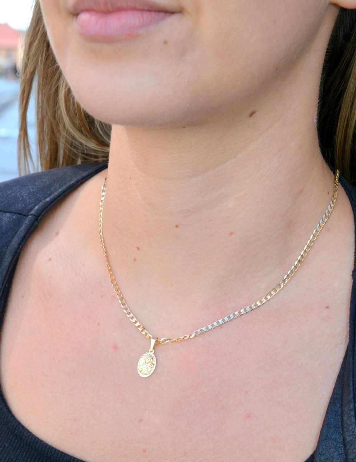 Złota zawieszka medalik owalny Matka Boska ZA 6752B 333. Medalik będący wspaniałą pamiątką i prezentem z okazji chrztu, komunii czy bierzmowania. Zawieszka wykonana ze złota próby 333. Piękna biżuteria o bogatej symbolice reli.jpg